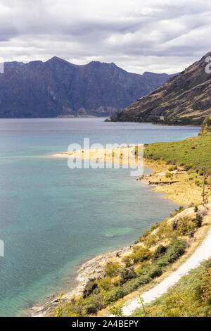 Vista del lago Hawea vicino a Wanaka, Nuova Zelanda Foto Stock