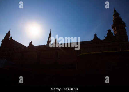 Sun oltre il Castello Kronborg in Danimarca Foto Stock