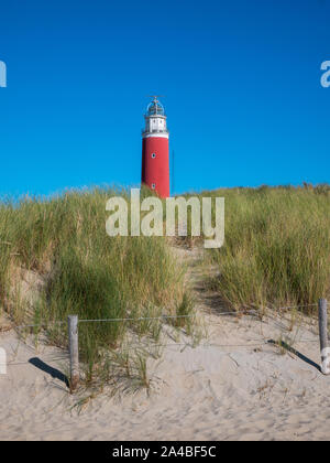 Vista del faro Eierland accanto alle dune di Texel in Olanda. Foto Stock