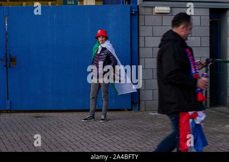Cardiff, Galles, UK. 13 ott 2019. Tifosi arrivano al Cardiff City Stadium. Il Galles v Croazia UEFA EURO 2020 il qualificatore a Cardiff City Stadium. Lewis Mitchell/YCPD/Alamy Live News. Foto Stock