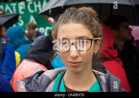 110 XR medici hanno marciato da South Bank a Trafalgar Square (polizia ha detto che avrebbero dovuto essere arrestato se essi sono andati a Piazza del Parlamento come per il piano originale) per protestare contro l'inerzia sulla crisi climatica ...dove essi simbolicamente tolse i pattini e indossavano delle maschere per rappresentare le 110 persone al giorno che muoiono prematuramente a causa di inquinamento atmosferico a Londra la ribellione di estinzione protesta ha continuato a Londra dal 7 ottobre. Lo scopo della partecipazione di massa in non-violenta azione diretta e di disobbedienza civile è stato quello di richiamare l attenzione sulla crisi del clima e la perdita di biodiversità. La Ribellione di estinzione richiede un Foto Stock