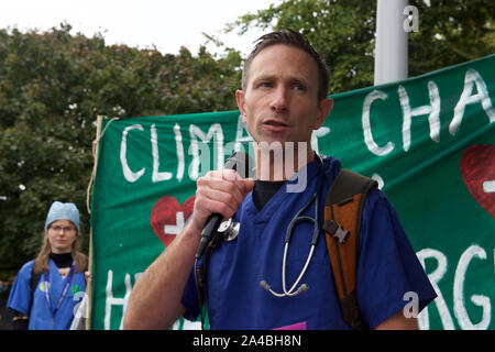 110 XR medici hanno marciato da South Bank a Trafalgar Square (polizia ha detto che avrebbero dovuto essere arrestato se essi sono andati a Piazza del Parlamento come per il piano originale) per protestare contro l'inerzia sulla crisi climatica ...dove essi simbolicamente tolse i pattini e indossavano delle maschere per rappresentare le 110 persone al giorno che muoiono prematuramente a causa di inquinamento atmosferico a Londra la ribellione di estinzione protesta ha continuato a Londra dal 7 ottobre. Lo scopo della partecipazione di massa in non-violenta azione diretta e di disobbedienza civile è stato quello di richiamare l attenzione sulla crisi del clima e la perdita di biodiversità. La Ribellione di estinzione richiede un Foto Stock