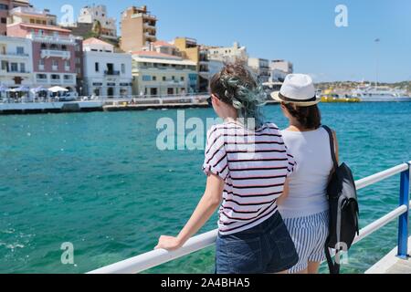 Mediterraneo, persone donne spalle vicino alla passeggiata a mare, madre e figlia adolescente in viaggio e godendo di Baia Mare e paesaggio Foto Stock