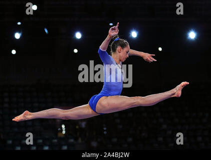 Stuttgart, Germania. Xiii oct, 2019. Sarah Voss di Germania concorrenti nel fascio di equilibrio per le donne durante la 49FIG ginnastica artistica Campionati del Mondo alla Hanns Martin Schleyer Halle di Stuttgart, Germania. Ulrik Pedersen/CSM/Alamy Live News Foto Stock