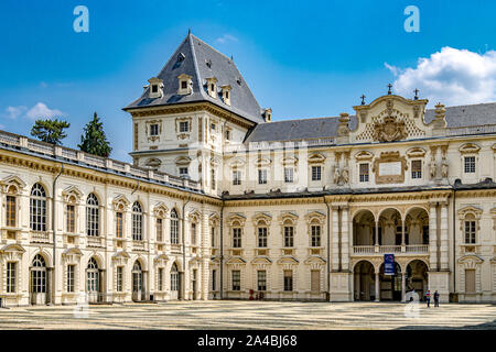 Il francese ha ispirato la facciata del castello di Castello del Valentino un edificio storico situato nel Parco del Valentino , Torino, Italia Foto Stock