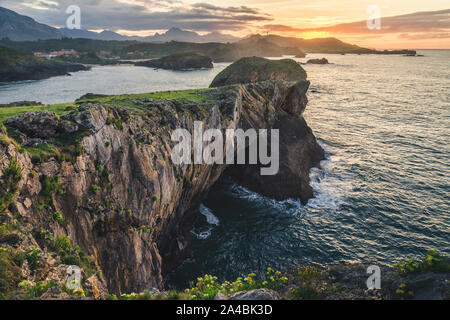 Bella vista sul mare con scogli nelle Asturie, Spagna, Europa. Oceano atlantico paesaggio litorale Foto Stock