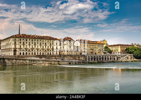 Gli eleganti palazzi di Piazza Vittorio Veneto attraverso il fiume Po a Torino,Italia Foto Stock