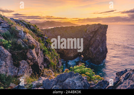 Bel tramonto sul mare nelle Asturie, Spagna, Europa. Oceano atlantico paesaggio litorale Foto Stock