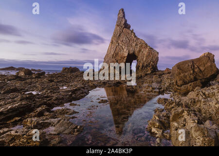 Bella roccia formazione nelle Asturie, Spagna, Europa durante la bassa marea al tramonto. Oceano atlantico paesaggio litorale Foto Stock