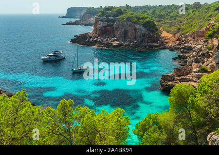 Maiorca bellissima veduta marina bay con yacht di lusso a costa di calo des Moro, Mallorca Mar Mediterraneo, isole Baleari, Spagna Foto Stock