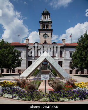 Il Colorado Springs pionieri Museo in Colorado Springs, Colorado, ospitato in un edificio in granito con un orologio a cupola a torre che era El Paso County Courthouse edificio dal 1903 al 1973. Il museo, che si sono mossi in questa posizione nel 1979, dispone di belle arti, gli artefatti e le raccolte archivistiche che documentano la Pikes Peak regione Foto Stock