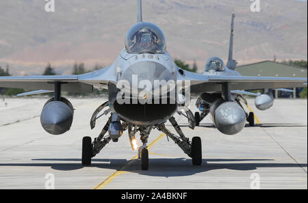 KONYA, Turchia - 26 giugno 2019: Jordan Air Force General Dynamics F-16BM Fighting Falcon (CN 6E-25) taxi a Konya aeroporto durante anatolica Eagle Air Fo Foto Stock