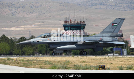 KONYA, Turchia - 26 giugno 2019: Jordan Air Force General Dynamics F-16BM Fighting Falcon (CN 6E-25) taxi a Konya aeroporto durante anatolica Eagle Air Fo Foto Stock