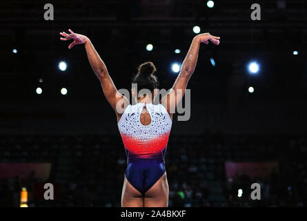 Stuttgart, Germania. Xiii oct, 2019. Melanie De Jesus Dos Santos di Francia competere nel fascio di equilibrio per le donne durante la 49FIG ginnastica artistica Campionati del Mondo alla Hanns Martin Schleyer Halle di Stuttgart, Germania. Ulrik Pedersen/CSM/Alamy Live News Foto Stock