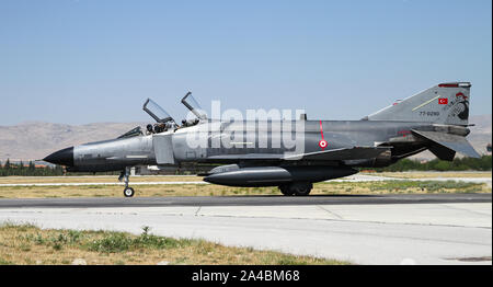 KONYA, Turchia - 26 giugno 2019: Turkish Air Force McDonnell Douglas F-4E Phantom II (NC 5000) taxi a Konya aeroporto durante anatolica Eagle Air Force Ex Foto Stock