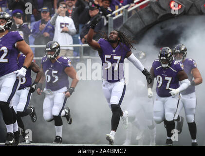 Baltimore, Maryland, Stati Uniti d'America. 13 ott 2019. Baltimore Ravens giocatori, compresi ILB Josh Bynes (57), vengono introdotti prima di una partita contro Cincinnati Bengals a M&T Bank Stadium di Baltimora, Maryland il 13 ottobre 2019. Foto/ Mike Buscher/Cal Sport Media Credito: Cal Sport Media/Alamy Live News Foto Stock