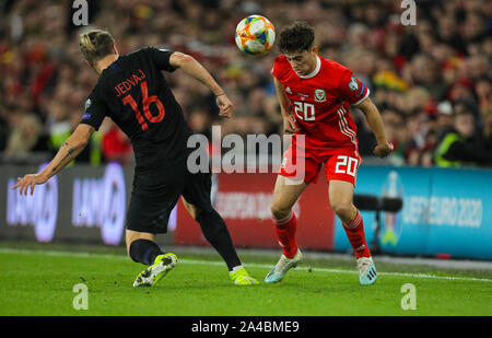 Cardiff, Galles, UK. 13 ott 2019. Campionati Europei 2020 i qualificatori Galles contro la Croazia; Daniel James del Galles e stagno Jedvaj di Croazia sfida per il credito a sfera: Azione Plus immagini di sport/Alamy Live News Foto Stock