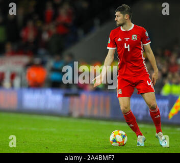 Cardiff, Galles, UK. 13 ott 2019. Campionati Europei 2020 i qualificatori Galles contro la Croazia; Ben Davies del Galles porta la palla in avanti - uso editoriale Credit: Azione Plus immagini di sport/Alamy Live News Foto Stock