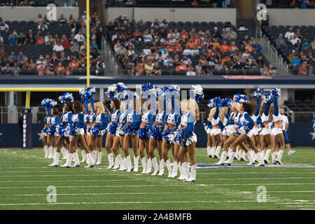 Il Dallas Cowboys Cheerleaders intrattenere la folla in una Lega Nazionale di Football Americano gioco presso i Cowboys' casa campo AT&T Stadium di Arlington, Texas Foto Stock