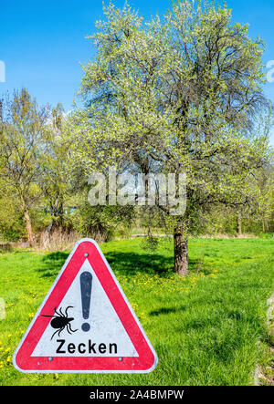 Attenzione zecche sign in tedesco Foto Stock