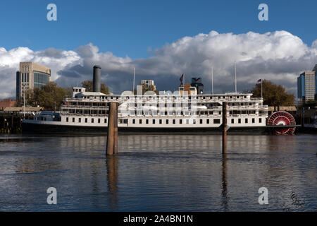 Il Delta King pedalo' steamboat sternwheel ancorata al di sotto della vecchia sezione di Sacramento del centro di Sacramento, California la città capitale della Foto Stock