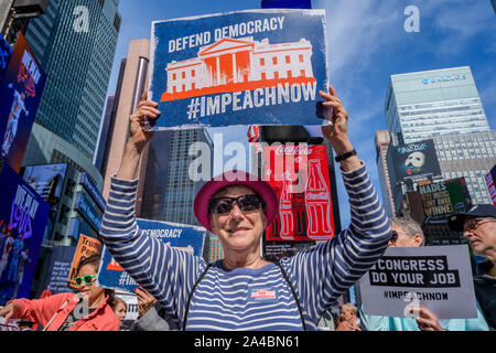 New York, Stati Uniti d'America. Xiii oct, 2019. Centinaia di manifestanti sono scesi in strada il 13 ottobre 2019 a chiedere al Congresso di ''Impeach ora'' e offrono una potente inviare off per i loro rappresentanti eletti al termine del loro recesso. Nella città di New York i partecipanti si sono riuniti presso il Padre Duffy Square a Times Square e hanno marciato verso il basso Broadway di Union Square. Credito: Erik McGregor/ZUMA filo/Alamy Live News Foto Stock