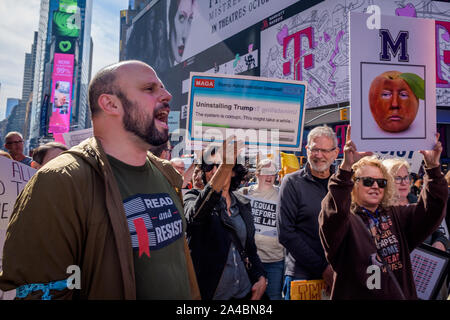 New York, Stati Uniti d'America. Xiii oct, 2019. Centinaia di manifestanti sono scesi in strada il 13 ottobre 2019 a chiedere al Congresso di ''Impeach ora'' e offrono una potente inviare off per i loro rappresentanti eletti al termine del loro recesso. Nella città di New York i partecipanti si sono riuniti presso il Padre Duffy Square a Times Square e hanno marciato verso il basso Broadway di Union Square. Credito: Erik McGregor/ZUMA filo/Alamy Live News Foto Stock