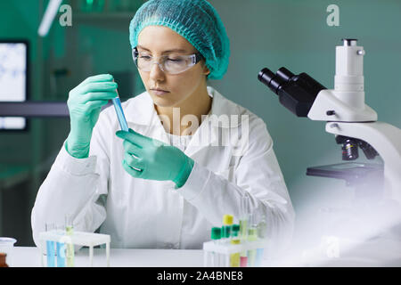 Ritratto di giovane donna che lavorano in laboratorio e la preparazione di provette per la ricerca scientifica, spazio di copia Foto Stock