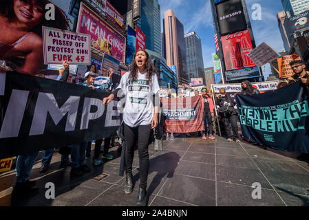 New York, Stati Uniti d'America. Xiii oct, 2019. Centinaia di manifestanti sono scesi in strada il 13 ottobre 2019 a chiedere al Congresso di ''Impeach ora'' e offrono una potente inviare off per i loro rappresentanti eletti al termine del loro recesso. Nella città di New York i partecipanti si sono riuniti presso il Padre Duffy Square a Times Square e hanno marciato verso il basso Broadway di Union Square. Credito: Erik McGregor/ZUMA filo/Alamy Live News Foto Stock