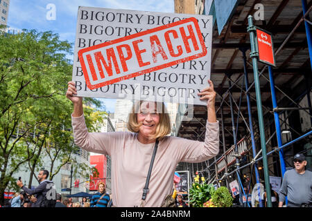 New York, Stati Uniti d'America. Xiii oct, 2019. Centinaia di manifestanti sono scesi in strada il 13 ottobre 2019 a chiedere al Congresso di ''Impeach ora'' e offrono una potente inviare off per i loro rappresentanti eletti al termine del loro recesso. Nella città di New York i partecipanti si sono riuniti presso il Padre Duffy Square a Times Square e hanno marciato verso il basso Broadway di Union Square. Credito: Erik McGregor/ZUMA filo/Alamy Live News Foto Stock