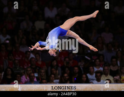 Stuttgart, Germania. Xiii oct, 2019. Sarah Voss di Germania concorrenti nel fascio di equilibrio per le donne durante la 49FIG ginnastica artistica Campionati del Mondo alla Hanns Martin Schleyer Halle di Stuttgart, Germania. Ulrik Pedersen/CSM/Alamy Live News Foto Stock