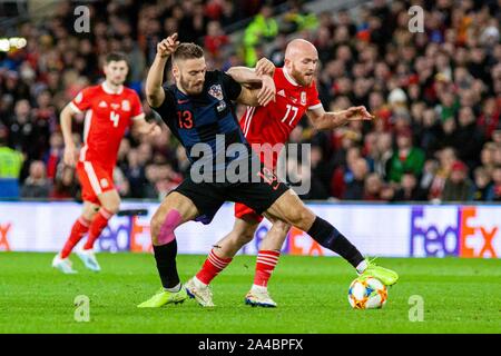 Cardiff, Galles 13/10/19. Jonny Williams del Galles in azione contro Nikola Vlasic della Croazia. Il Galles v Croazia UEFA EURO 2020 il qualificatore a Cardiff C Foto Stock