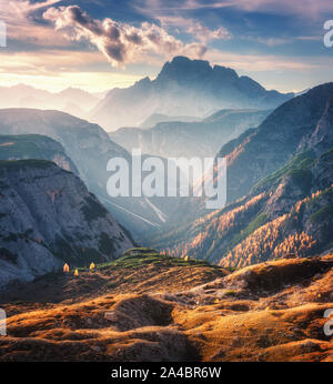 Canyon di montagna illuminato da luminosi raggi solari al tramonto in autunno Foto Stock