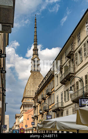 Visto da 5 Via Montebello ,la guglia e il tetto della Mole Antonelliana , un importante punto di riferimento nella città di Torino, Italia Foto Stock