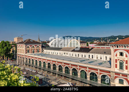 Il bellissimo esterno di Torino alla stazione ferroviaria di Porta Nuova, la principale stazione ferroviaria di Torino e la terza stazione più trafficato in Italia Foto Stock