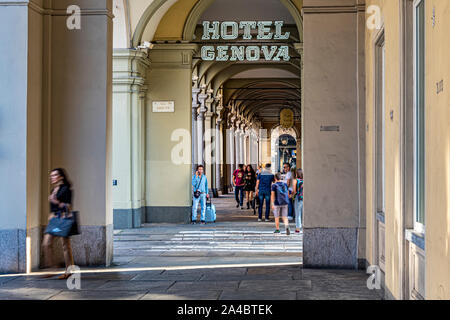 La gente che camminava approfondita le eleganti arcate colonnate lungo Via Sacchi a Torino,Italia Foto Stock