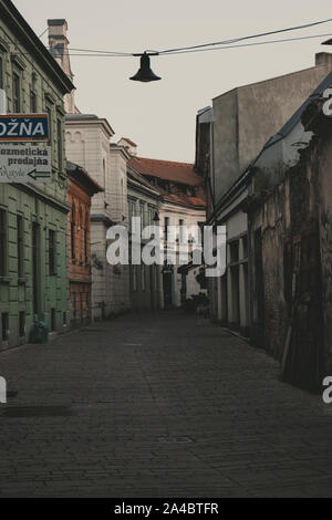 Un vicolo laterale in città Foto Stock