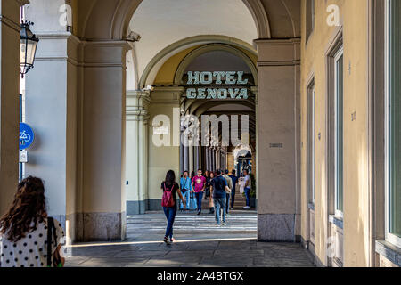 La gente che camminava approfondita le eleganti arcate colonnate lungo Via Sacchi a Torino,Italia Foto Stock