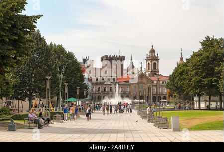 Braga, Portogallo - 17 Settembre 2019: persone, turisti e locali, in piazza della Repubblica (Praça da República) a Braga, Portogallo Foto Stock