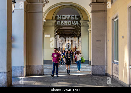 La gente che camminava approfondita le eleganti arcate colonnate lungo Via Sacchi a Torino,Italia Foto Stock