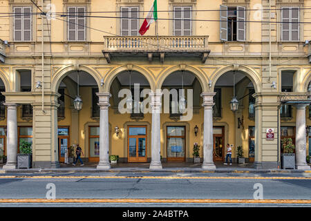 Archi lungo il colonnato lungo i portici di Via Sacchi ,Torino,Italia Foto Stock