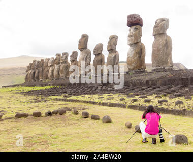 Snapping fotografo moai dell'Isola di Pasqua Foto Stock