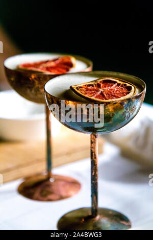 Pornostar cocktail Martini guarnita con secchi Agrumi a Yacht Classic Hotel, Fethiye, Turchia Foto Stock