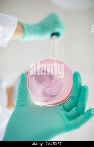 Direttamente sotto Vista della piastra petri con provini preparati per la ricerca medica in laboratorio, spazio di copia Foto Stock