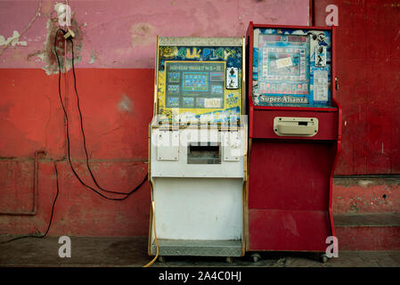Super Alianza a gettone o slot machines con elettro meccanico giochi arcade - sono ancora in uso in Mexcaltitán, Nayarit, Messico. Lug 2019 Foto Stock
