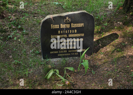 Il cenotafio di fotografo russo e il cinema Pioneer Viktor Bulla installato presso il Memoriale di Levashovo cimitero nella foresta accanto a Levashovo stazione ferroviaria nei pressi di San Pietroburgo, Russia. La foresta è diventato la massa luogo di sepoltura delle persone giustiziate durante il Grande spurgare dalla polizia segreta sovietica NKVD, più tardi conosciuto come il KGB. Vi sono stati almeno 19.000 vittime di repressioni politici qui sepolto dal 1937 al 1954. Secondo altre fonti, circa 45.000 persone potrebbe essere sepolto a Levashovo Memorial Cemetery in tombe non marcati. Foto Stock