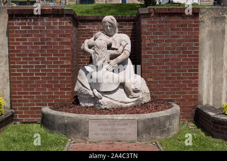 La madre con i bambini della statua di William Douglas Hopen, al di fuori della madre internazionale giorno del santuario, alla Andrews Methodist Chiesa Episcopale in Grafton, West Virginia Foto Stock