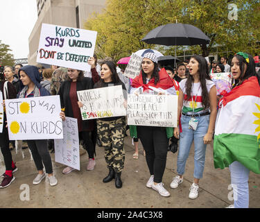 Atlanta, Georgia, Stati Uniti d'America. Xiii oct, 2019. Membri della comunità curda in Atlanta si sono riuniti presso il Centro CNN per protestare contro l'invasione turca di Rojiva che è abitata da una popolazione curda. La protesta segue l'annuncio che il militare degli Stati Uniti si ritirerà dalla Siria e lasciare la popolazione curda vulnerabili agli attacchi provenienti dalla Turchia. La protesta è stata organizzata dal curdo centro culturale. Credito: Steve Eberhardt/ZUMA filo/Alamy Live News Foto Stock