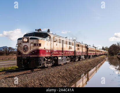 La contea di Napa Valley Wine Train offre pranzo e assaggio di vino a bordo di carrozze d'epoca, e si ferma per una o due visite delle cantine, durante le tre ore di viaggio tra la sua base in Napa e la città di Santa Elena e la Napa Valley Foto Stock