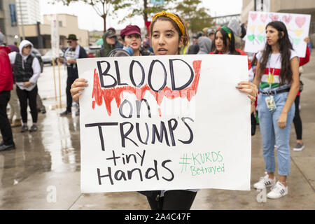 Atlanta, Georgia, Stati Uniti d'America. Xiii oct, 2019. Membri della comunità curda in Atlanta si sono riuniti presso il Centro CNN per protestare contro l'invasione turca di Rojiva che è abitata da una popolazione curda. La protesta segue l'annuncio che il militare degli Stati Uniti si ritirerà dalla Siria e lasciare la popolazione curda vulnerabili agli attacchi provenienti dalla Turchia. La protesta è stata organizzata dal curdo centro culturale. Credito: Steve Eberhardt/ZUMA filo/Alamy Live News Foto Stock